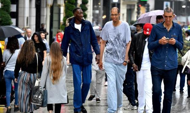 أطول رجل في أوروبا يروي صعوباته التكيف مع محيطه