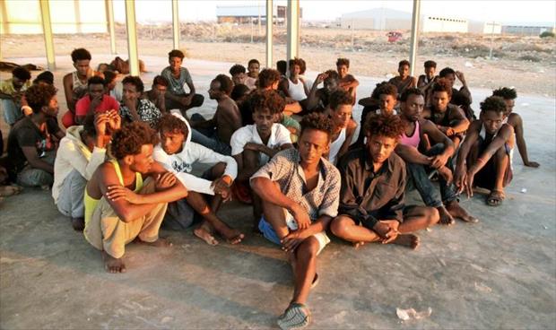 بعد غرق قاربهم وفقدان رفقاهم.. المهاجرون الناجون ينتظرون مأوى في ليبيا