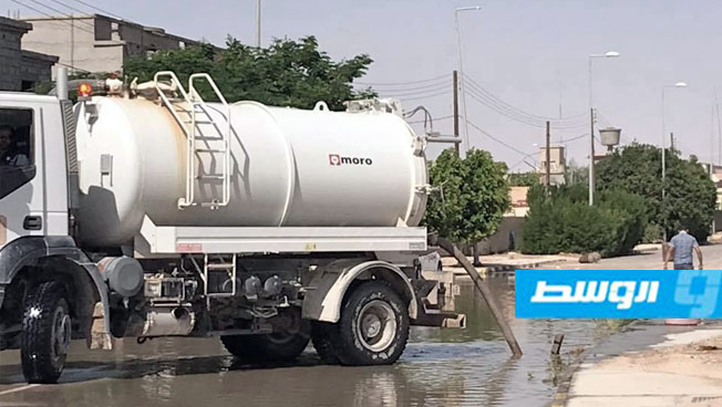 شركة الصرف الصحي تواصل شفط مياه الأمطار من شوارع أوجلة