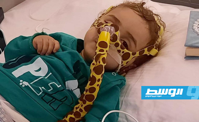 الطفل المصاب بضمور العضلات يصل إلى قطر غدا لتلقي العلاج