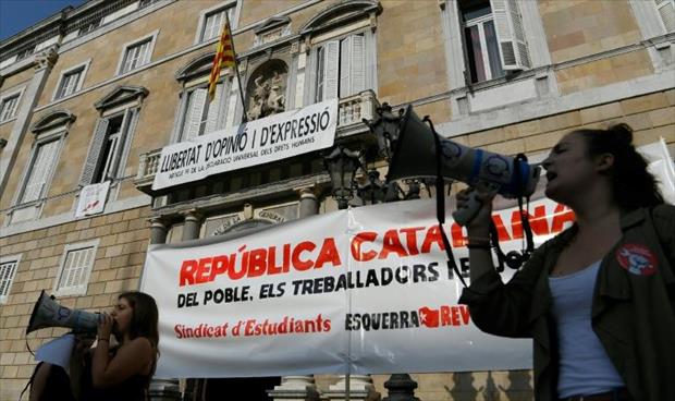 سانشيز يجري محادثات طارئة إثر الاحتجاجات العنيفة في كتالونيا