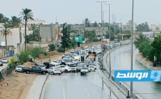 بالصور: أمطار غزيرة تشل حركة المرور في العاصمة طرابلس