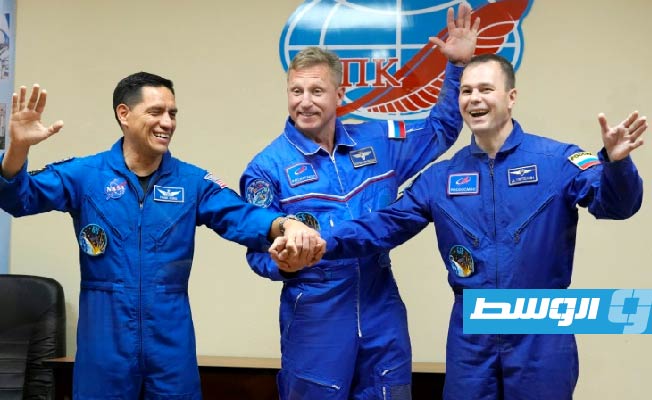 أميركي وروسيان يتوجهون إلى محطة الفضاء الدولية