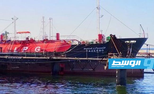 ناقلة غاز تغادر الرصيف النفطي بميناء بنغازي