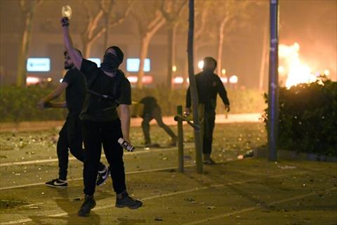 ليلة ثالثة من أعمال العنف في كاتالونيا ورئيس المنطقة يدعو إلى وقف المواجهات
