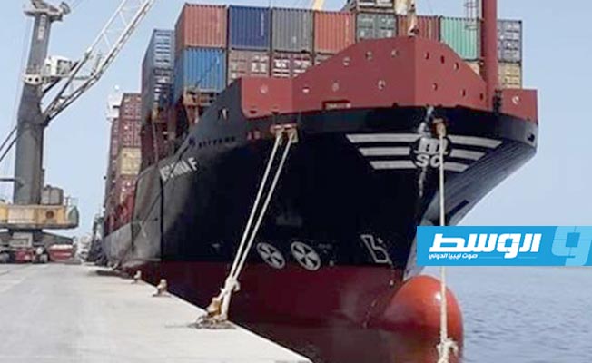 ميناء بنغازي يستقبل سفينة محملة بأغذية وحليب أطفال