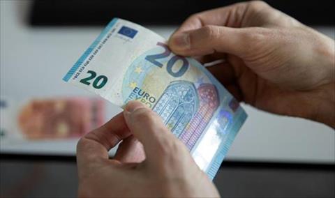 اليورو يتراجع أمام الدولار إلى أدنى مستوى منذ 5 سنوات