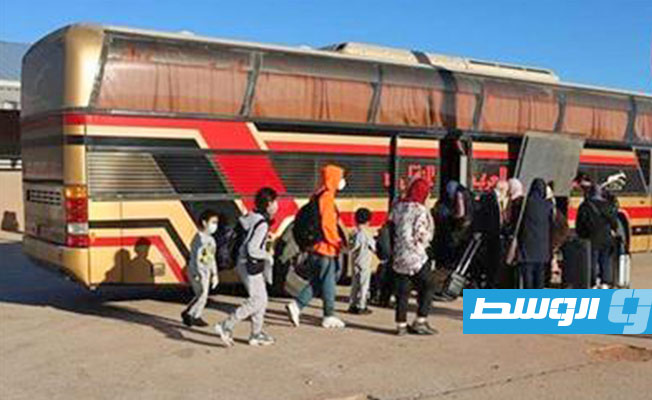 بالصور: نقل العائدين إلى بنغازي من تونس للحجر الصحي
