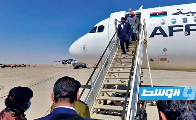 رئيس وعضوا المجلس الرئاسي المكلف يصلون إلى مطار تمنهت في أول زيارة للجنوب