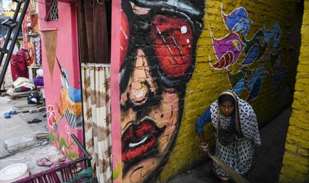 جداريات ضخمة تدخل السعادة لحي هندي فقير