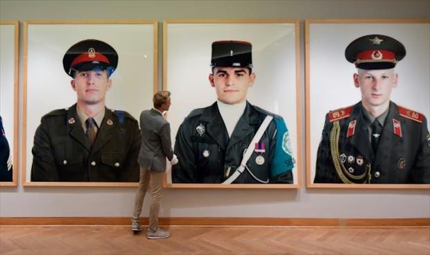 مزاد على صور لجنود عند معبر «تشيكبوينت تشارلي» ببرلين