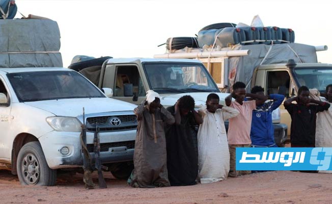 ضبط ليبيين وأجانب وسيارات تحمل خمورا وتبغا قادمة من تشاد غرب الكفرة