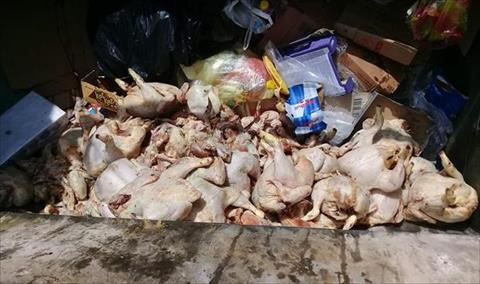 الحرس البلدي بأبوسليم يعدم مواد غذائية ودواجن متعفنة مصادرة في حملة تفتيشية