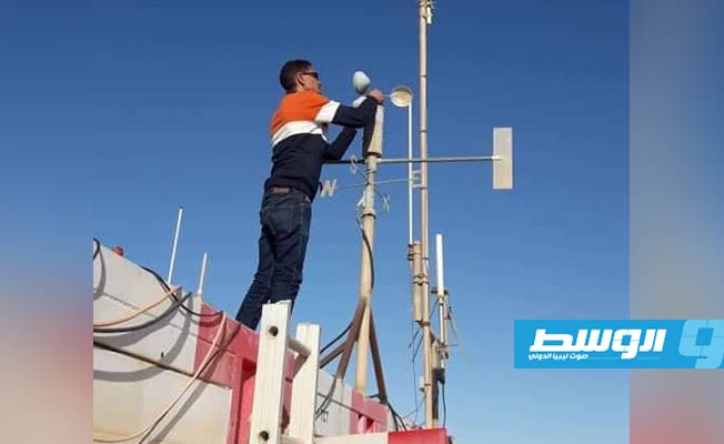 صيانة عدد من الأجهزة الخاصة بالرصد الجوي في مطار طبرق
