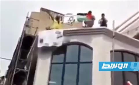 بالفيديو.. جزائريون وتونسيون يحتلون قنصلية تل أبيب في باريس ويحرقون العلم الإسرائيلي