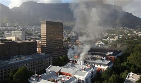 فرق الإطفاء تسيطر على الحريق في برلمان جنوب أفريقيا