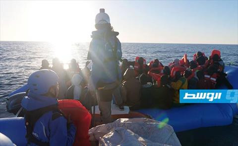 سفينة إيطالية تتحدى روما وتنقذ 49 مهاجرًا قبالة سواحل ليبيا