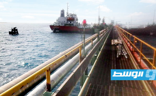 رئيس اتحاد عمال النفط يوضح حقيقة تهريب شحنة من ميناء الزويتينة