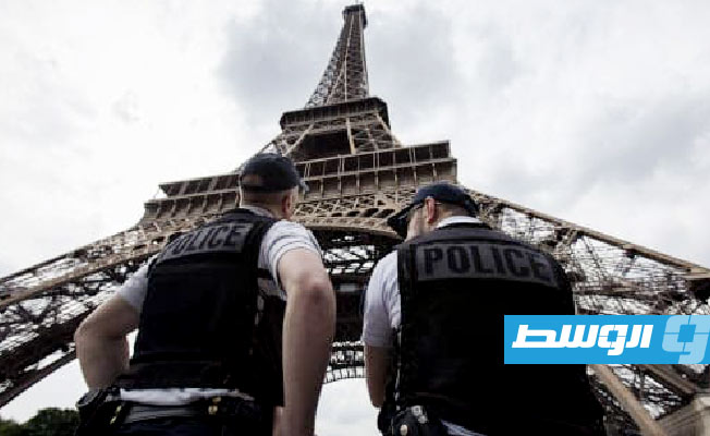 وسائل إعلام فرنسية: الإفراج عن شرطي أطلق النار على ليبي قرب «برج إيفل»