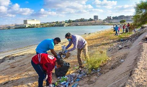 حملة تنظيف لشواطئ طبرق وغلق 8 محطات غسيل سيارات بالمدينة