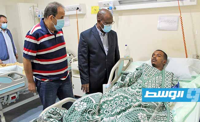 وفد من السفارة الليبية بالقاهرة يتفقد مصابي «حادث بنت بية» في مستشفى الحلمية العسكري
