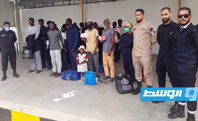 ترحيل 25 مهاجرا غير شرعي إلى غانا