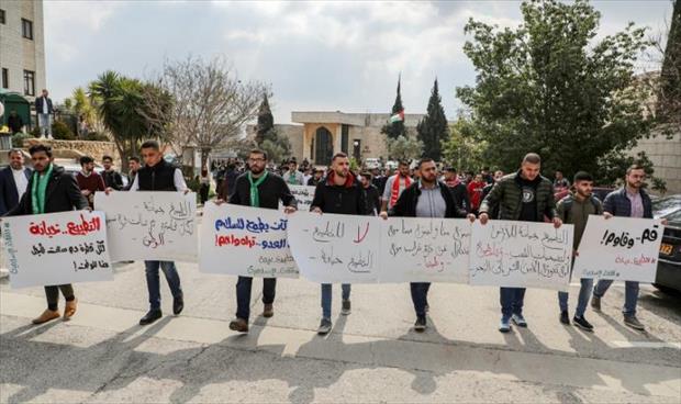 طلاب فلسطينيون يتظاهرون ضد لقاء مع إسرائيليين «يكرس التطبيع»
