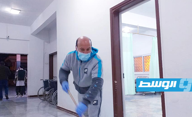 تعقيم مستشفى قمينس القروي للوقاية من فيروس «كورونا»