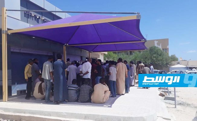 ازدحام بمركز مبيعات «ليبيانا» في طبرق بسبب منحة أرباب الأسر