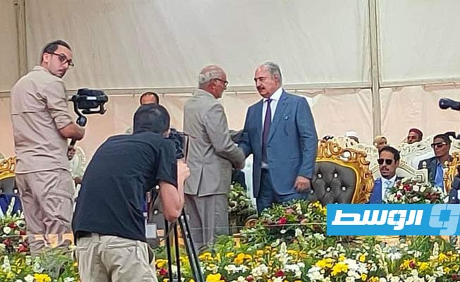 حفتر يلتقي عمداء بلديات ونشطاء وممثلي قبائل البطنان في طبرق