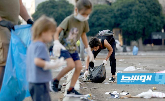 على وقع الأغنيات.. لبنانيون ينظفون ساحات التظاهر في بيروت كل صباح