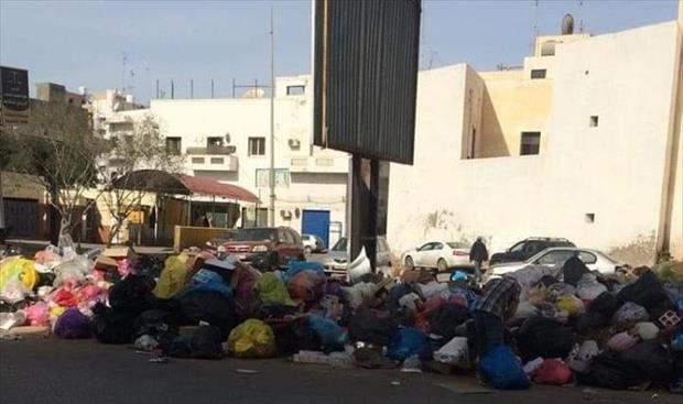 تكدس القمامة في شوارع طرابلس بعد غلق المكبات