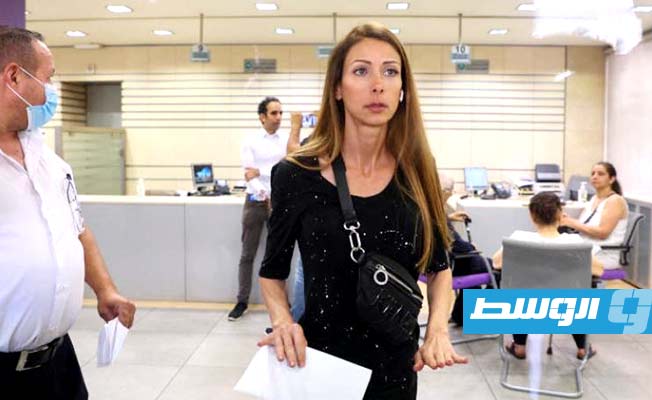 شاهد: نائبة لبنانية تنهي اعتصاما في مصرف للحصول على مدخراتها بالدولار