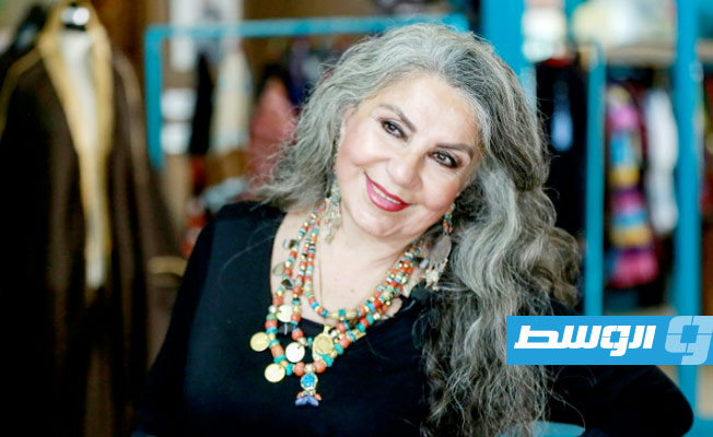 مصممة أزياء عراقية تبرز جاذبية المرأة بالخط العربي