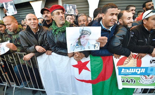 الرئيس الجزائري ينحني أمام نعش قائد الجيش خلال مراسم الجنازة
