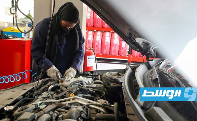 سعوديات يزاحمن الرجال في مجال إصلاح السيارات