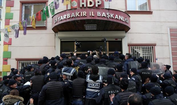 تركيا تقيل أربعة رؤساء بلديات أعضاء في «الشعوب الديمقراطي» المؤيد للأكراد