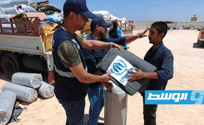 توزيع مساعدات على المهاجرين في مركز إيواء قنفودة