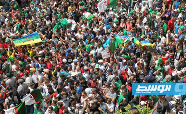 محكمة جزائرية تقضي بسجن 22 متظاهرا بسبب «الراية الأمازيغية»