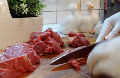 بالفيديو: طريقة تنظيف اللحم وتقطيعه