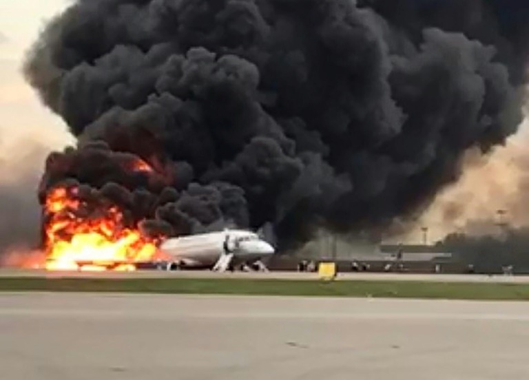 ارتفاع ضحايا حريق طائرة ركاب روسية بمطار قرب موسكو إلى 41 قتيلاً