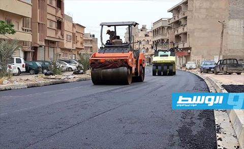 بلدية بنغازي تواصل أعمال رصف وصيانة الطرق بالمدينة