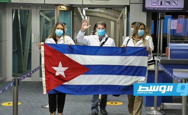 أطباء كوبيون يصلون إلى بنما لمكافحة «كوفيد-19» رغم انتقادات أميركية