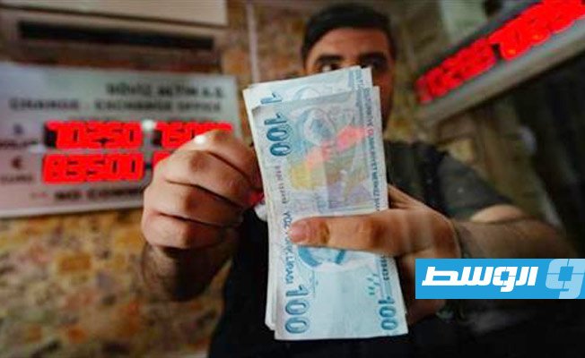 العملة التركية تسجل 16 ليرة مقابل دولار لأول مرة منذ بداية العام