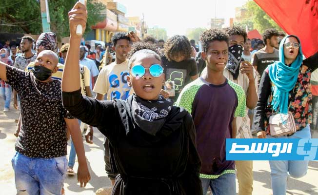 آلاف السودانيين يتظاهرون في الخرطوم.. والشرطة ترد بالغاز المسيل