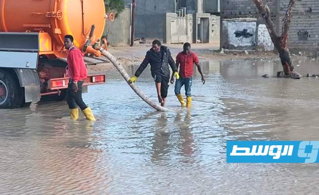 بالصور.. شركة الخدمات العامة تسحب مياه الأمطار من طرابلس