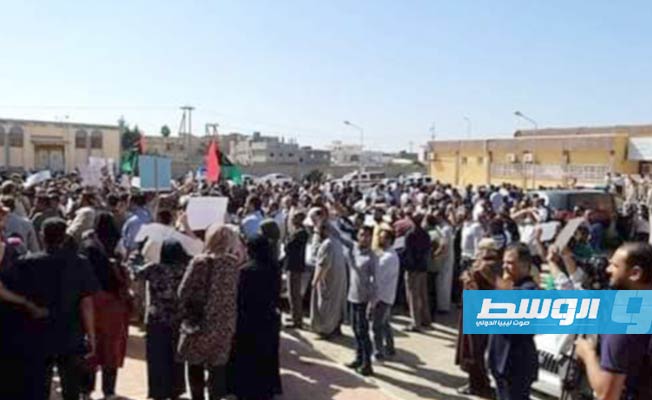 المعلمون المعتصمون في البيضاء يطالبون بإقالة وزير التعليم بالحكومة الموقتة