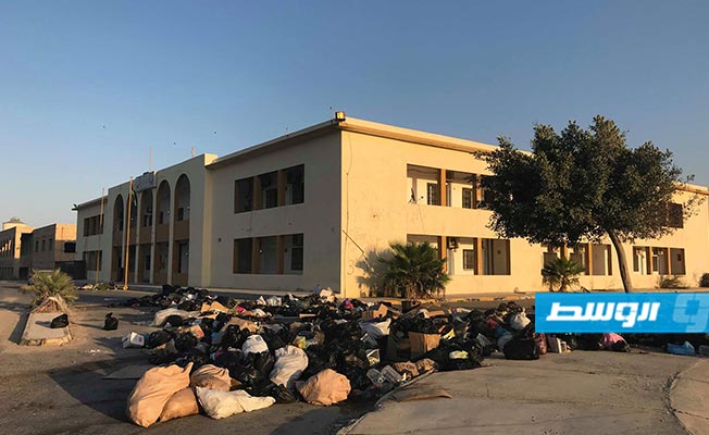 بلدية طبرق تتسلم الصك المالي الخاص بمُلاك الأرض المقام عليها مكب القمامة