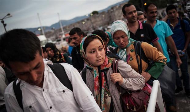 اليونان تنقل 700 مهاجر إلى مطار إليفسينا وتحذر آخرين