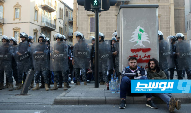 قطع طرق ومطالبات برحيل الرئيس في الأسبوع الثالث من تظاهرات اللبنانيين